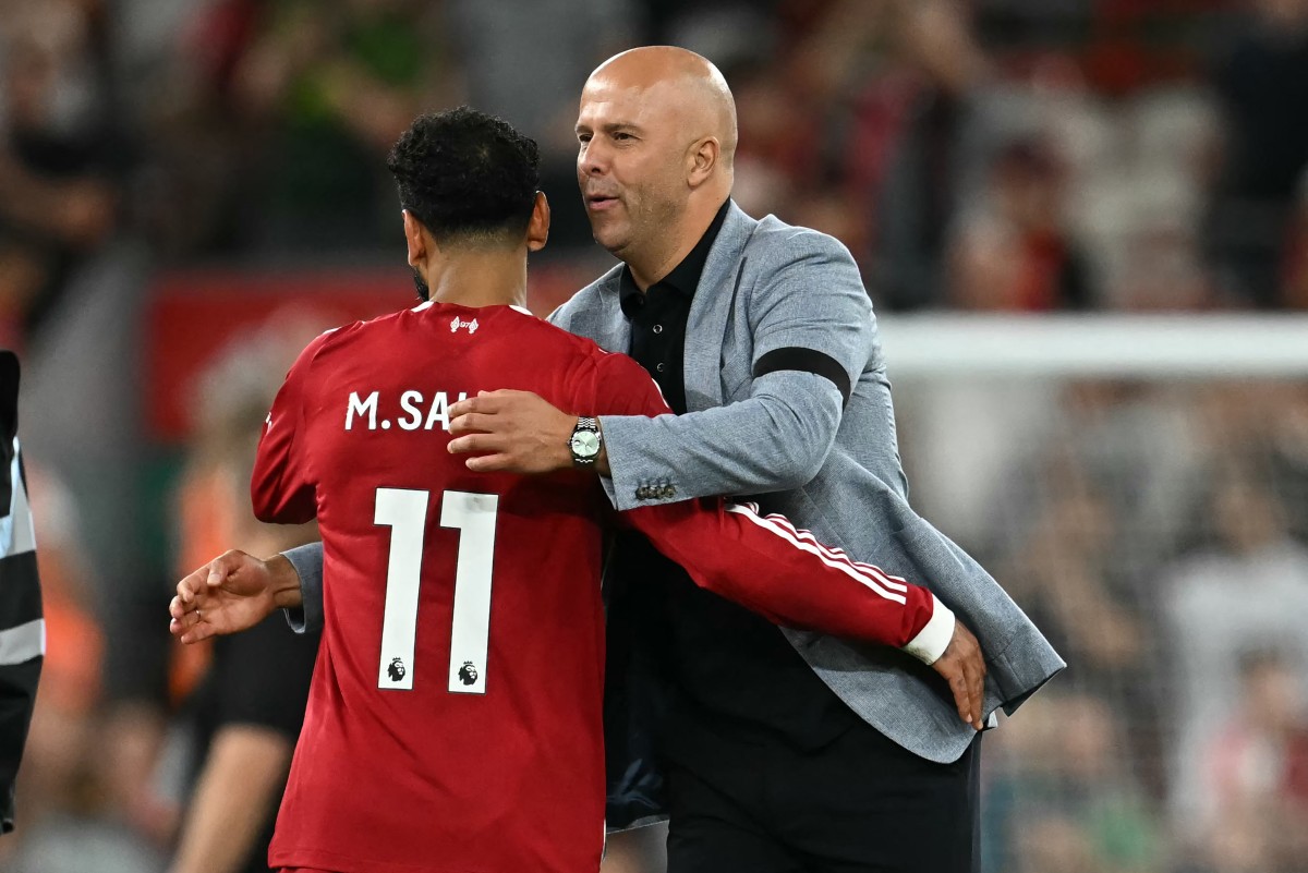  أرني سلوت ومحمد صلاح (أ ف ب)