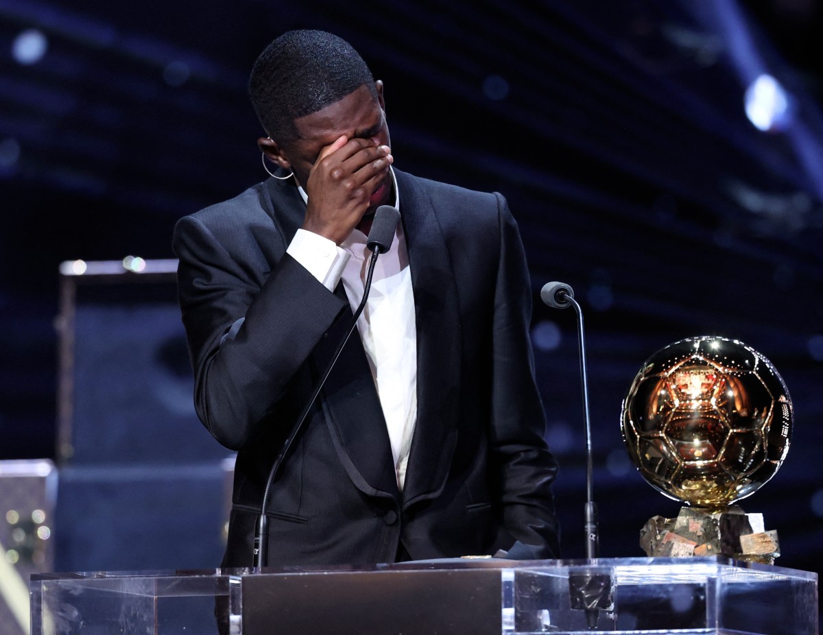 ديمبيلي ينهمر في البكاء (أ ف ب)