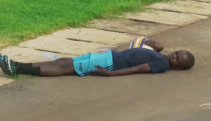 استلقاء اللاعبين على الأرض (وكالات)