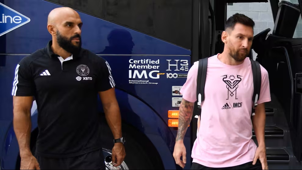 ميسي وحارسه الشخصي (وكالات)