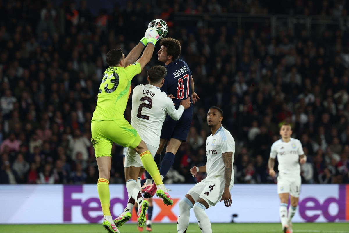 إيميليانو مارتينيز خلال المباراة (أ ف ب)