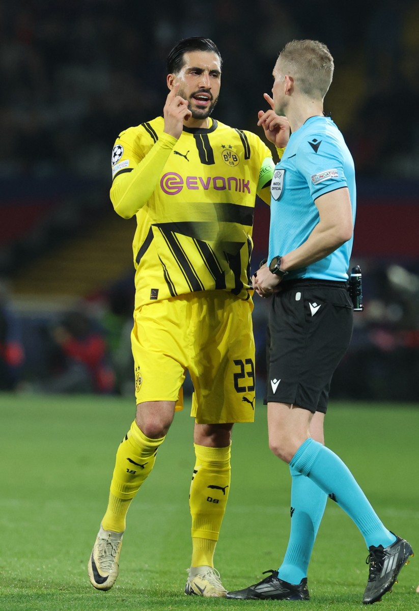 إيمري تشان يتحدث مع حكم اللقاء (أ ف ب)