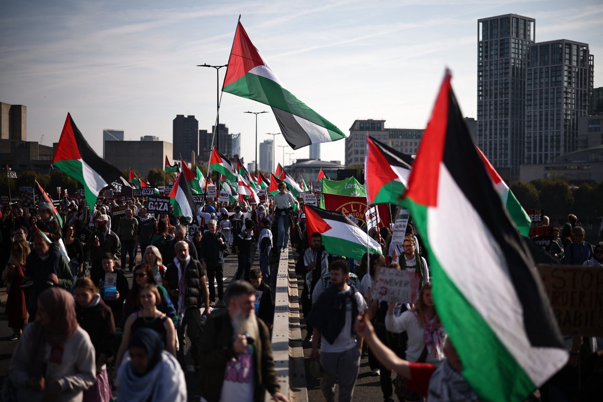 مؤيدون يحملون علم فلسطين (أ ف ب)