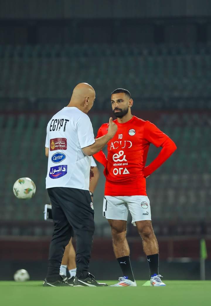 حسام حسن ومحمد صلاح قائد منتخب مصر (إكس)