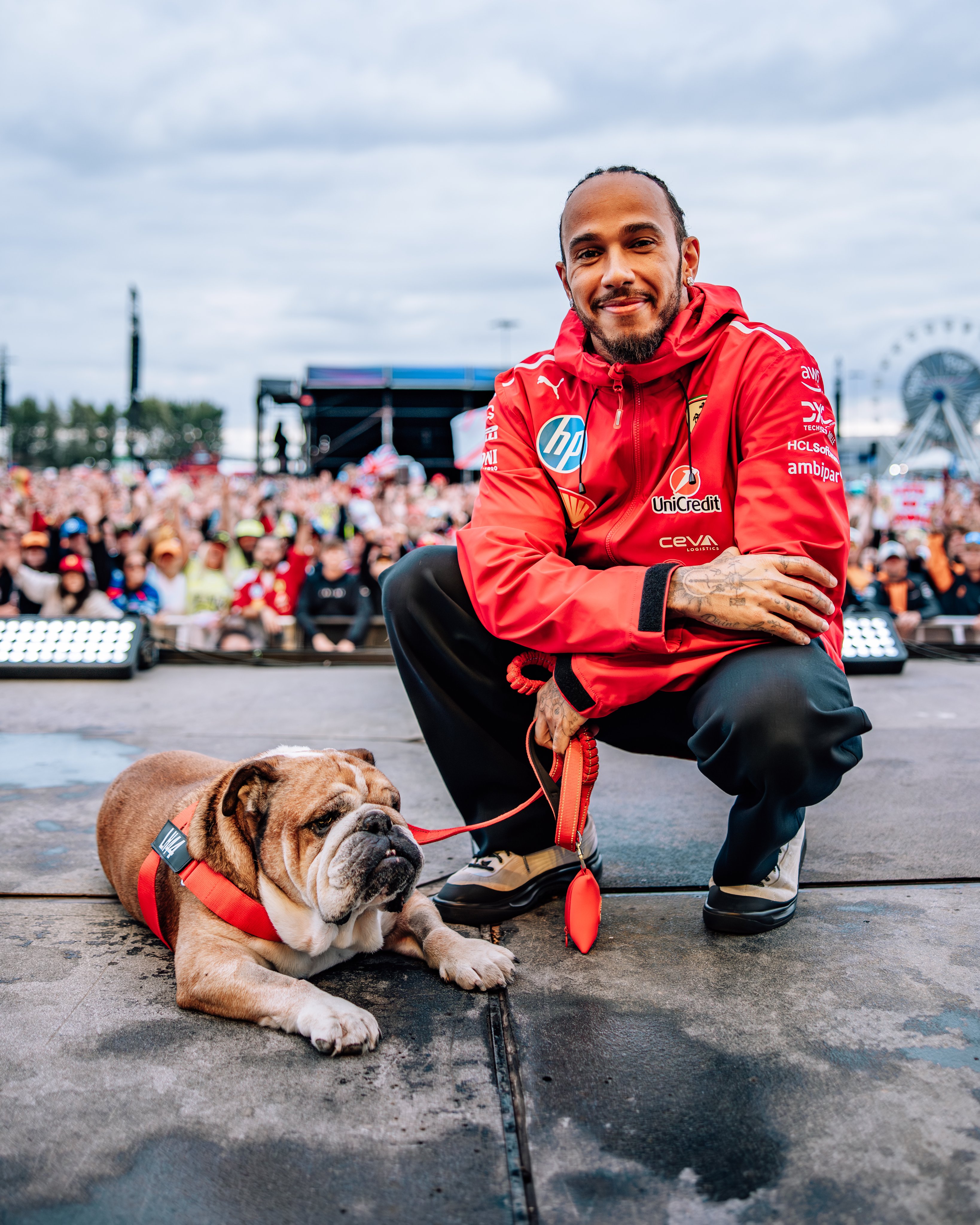 لويس هاميلتون مع روسكو (وكالات)