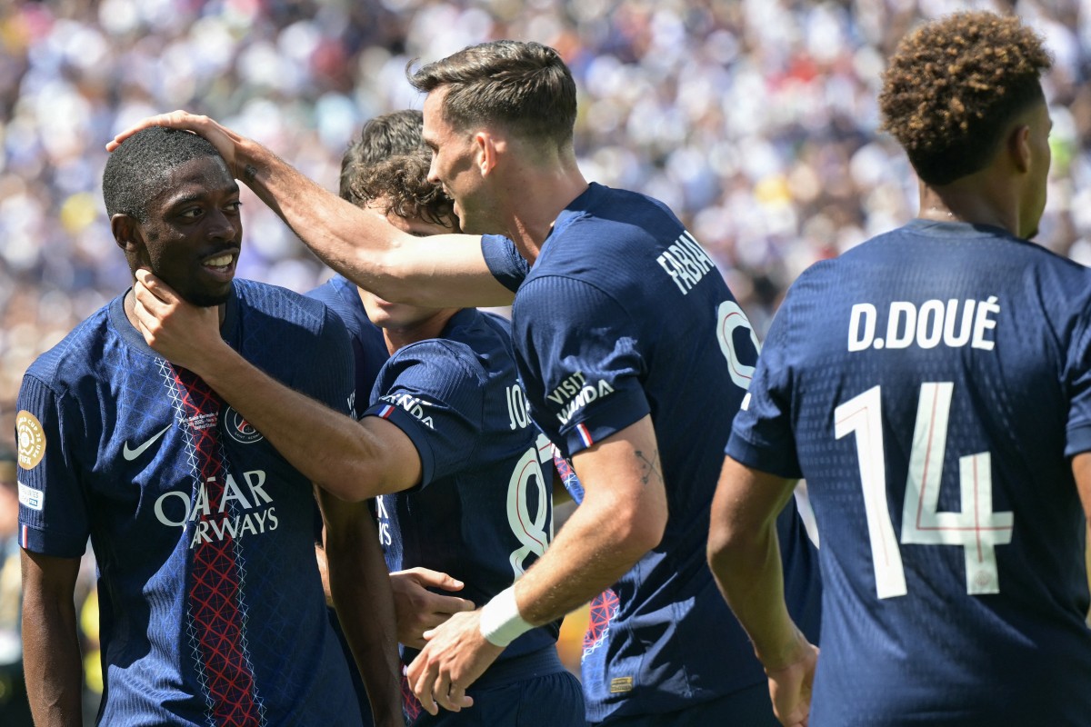 احتفال لاعبو باريس سان جيرمان (أ ف ب)