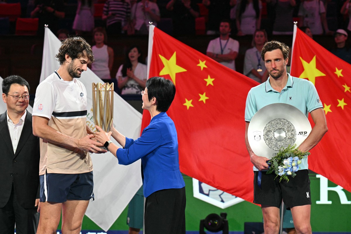 تتويج فالنتان فاشرو بالجائزة (أ ف ب)