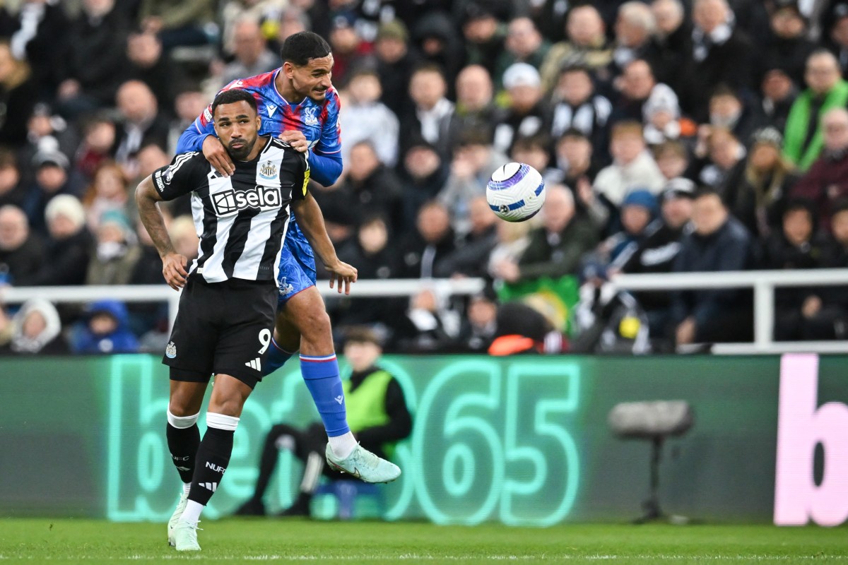 جانب من مباراة نيوكاسل وكريستال بالاس (أ ف ب)