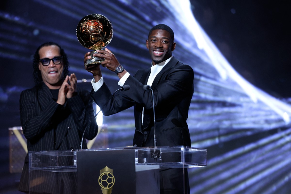 ديمبيلي يتسلم الكرة الذهبية من رونالدينيو (أ ف ب)