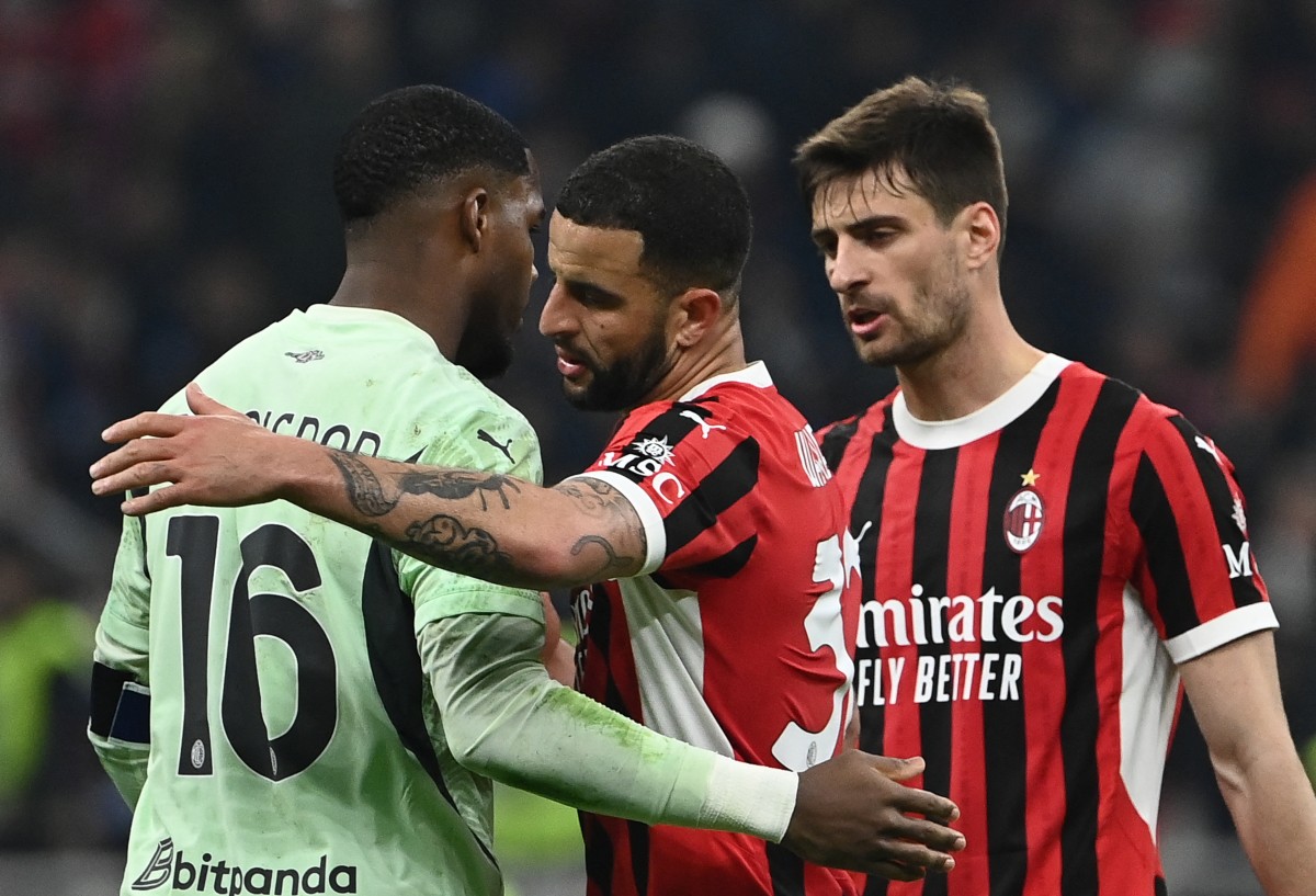 مايك مينيان مع لاعبي ميلان (أ ف ب)