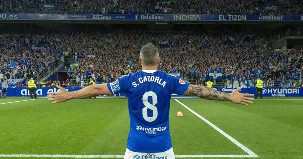 احتفال كازورلا مع الجمهور بالصعود إلى ليغا (وكالات)