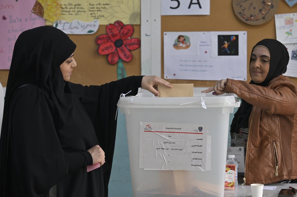 امرأة تقترع داخل ثانوية حارة حريك (تصوير نبيل اسماعيل- النهار)