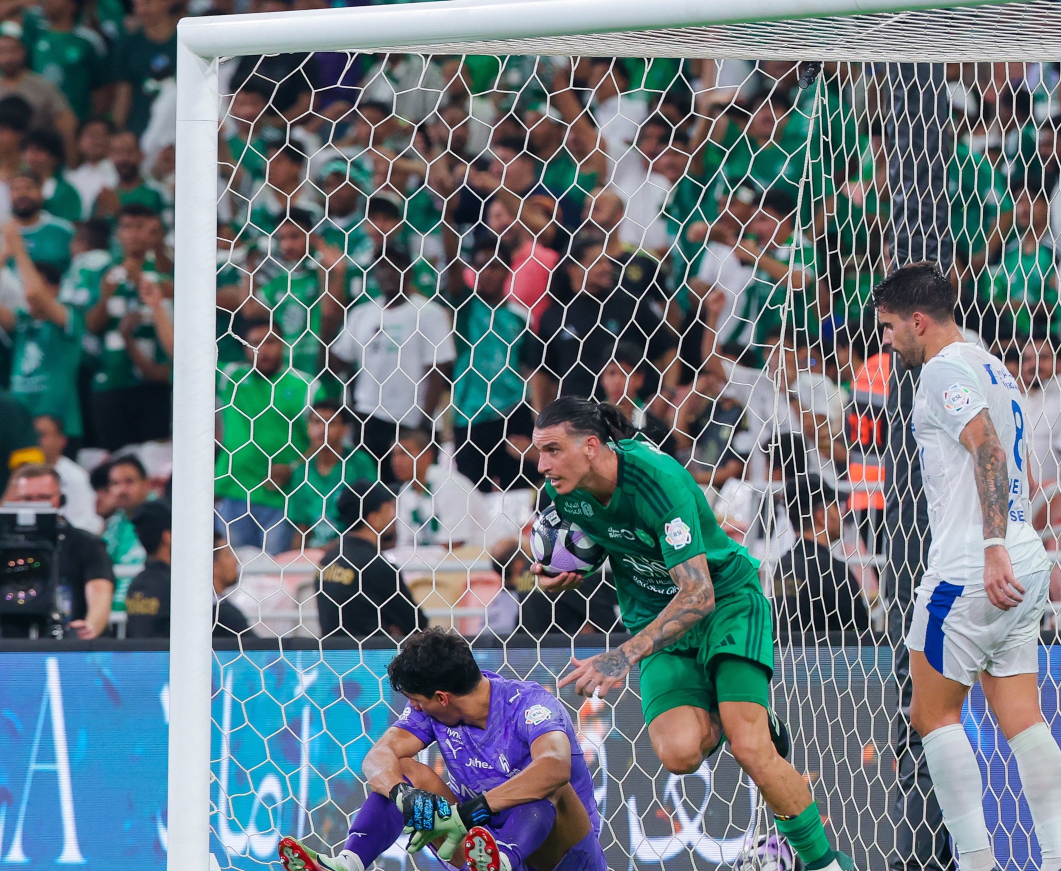 ردة فعل ديميرال بعد تسجيل هدف التعادل (إكس)