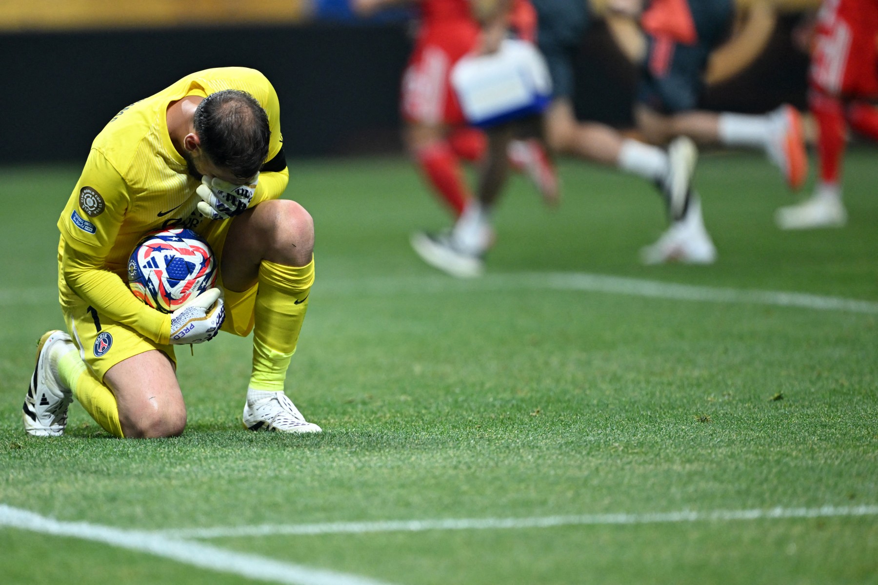 ردة فعل دوناروما بعد إدراك قوة إصابة موسيالا (أ ف ب)