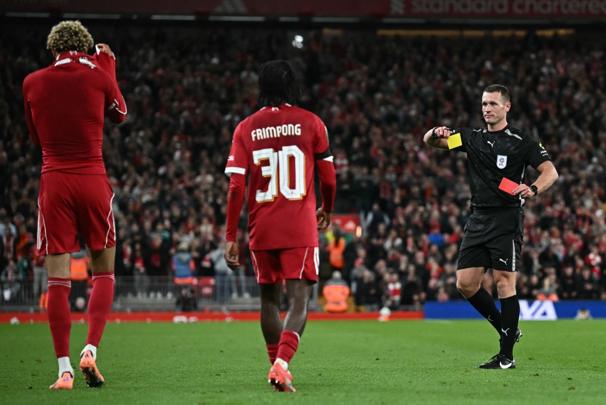 حصول إيكتيكي على البطاقة الحمراء (أ ف ب)