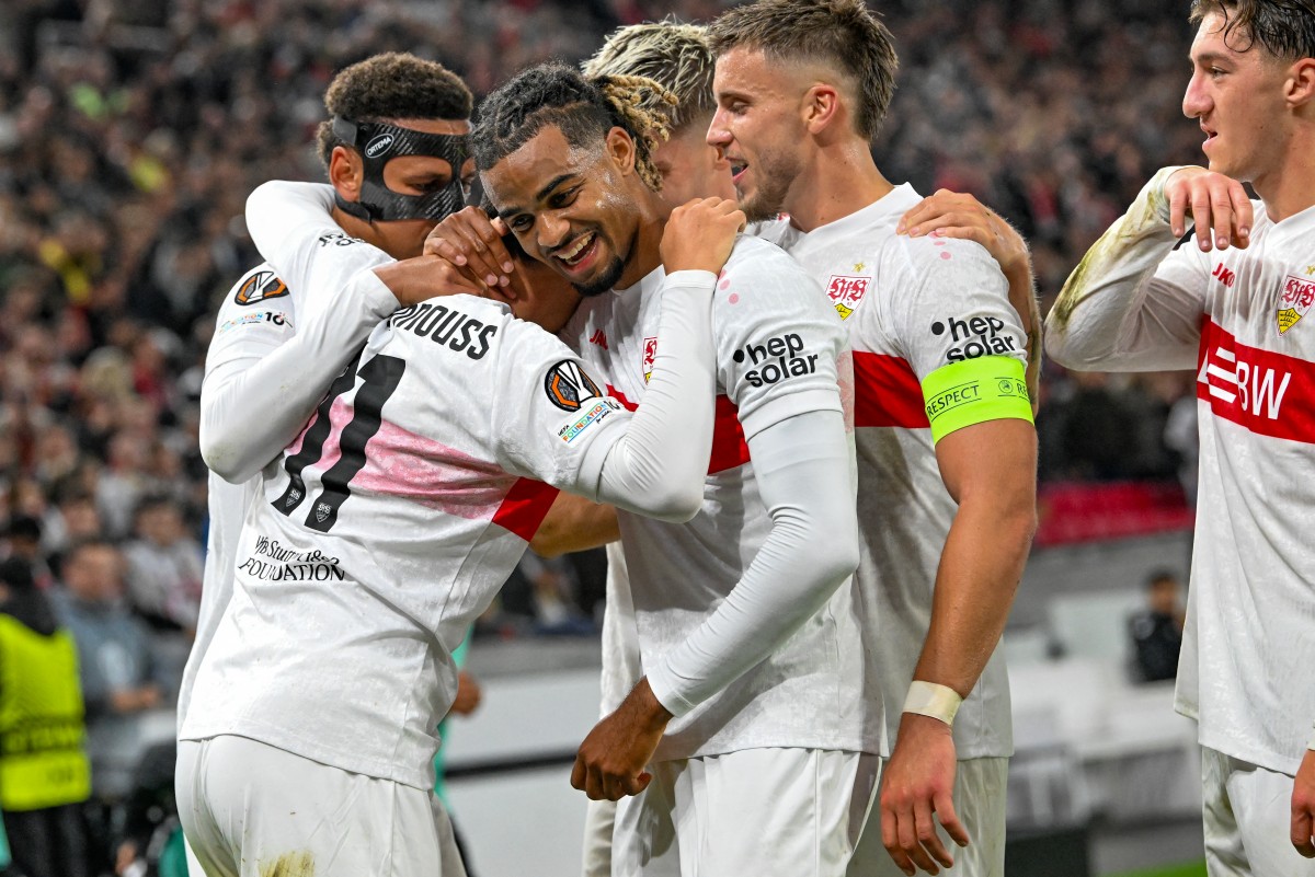 احتفال بلال الخنوس مع زملائه (أ ف ب)