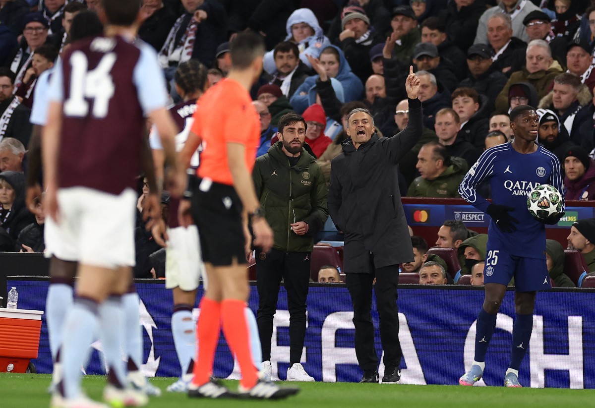 لويس إنريكي خلال لقاء سان جيرمان وأستون فيلا (أ ف ب)