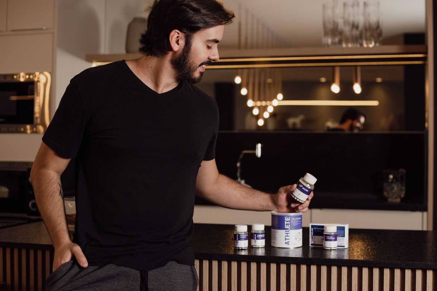 شاب يحمل منتجات كرياتين (Pexels).