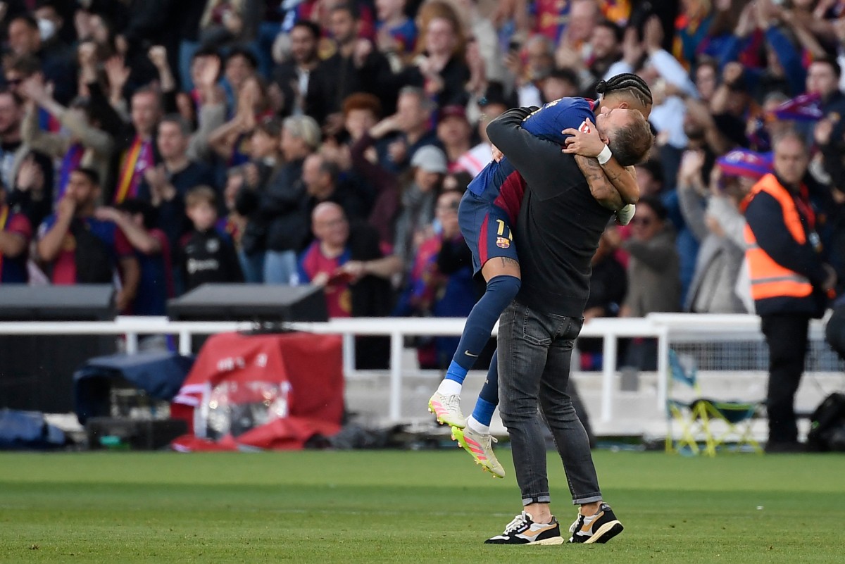 عناق فليك ورافينيا بعد الفوز على سيلتا (أ ف ب)