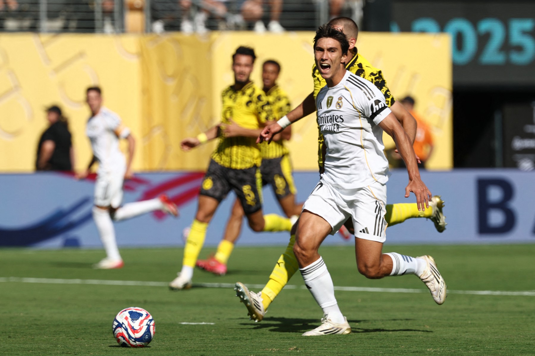 غارسيا خلال لقاء ريال مدريد ودورتموند (أ ف ب)