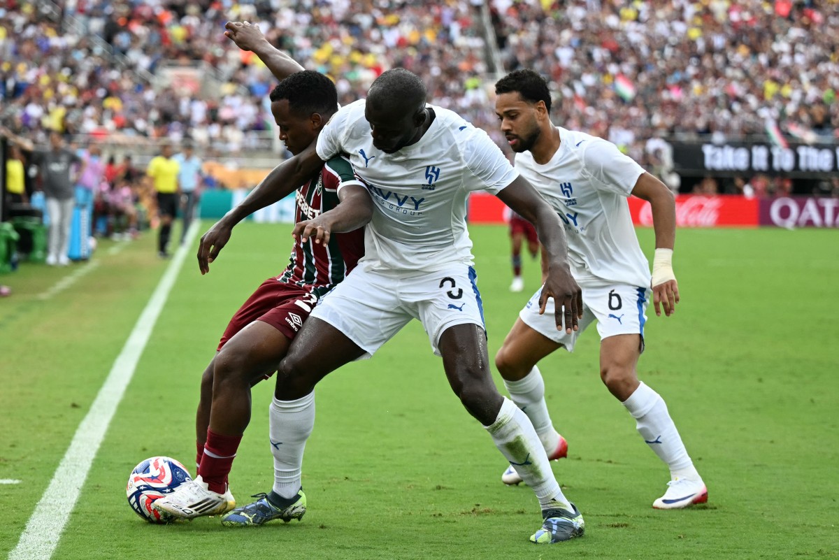 كوليبالي خلال لقاء الهلال وفلوميننسي (أ ف ب)