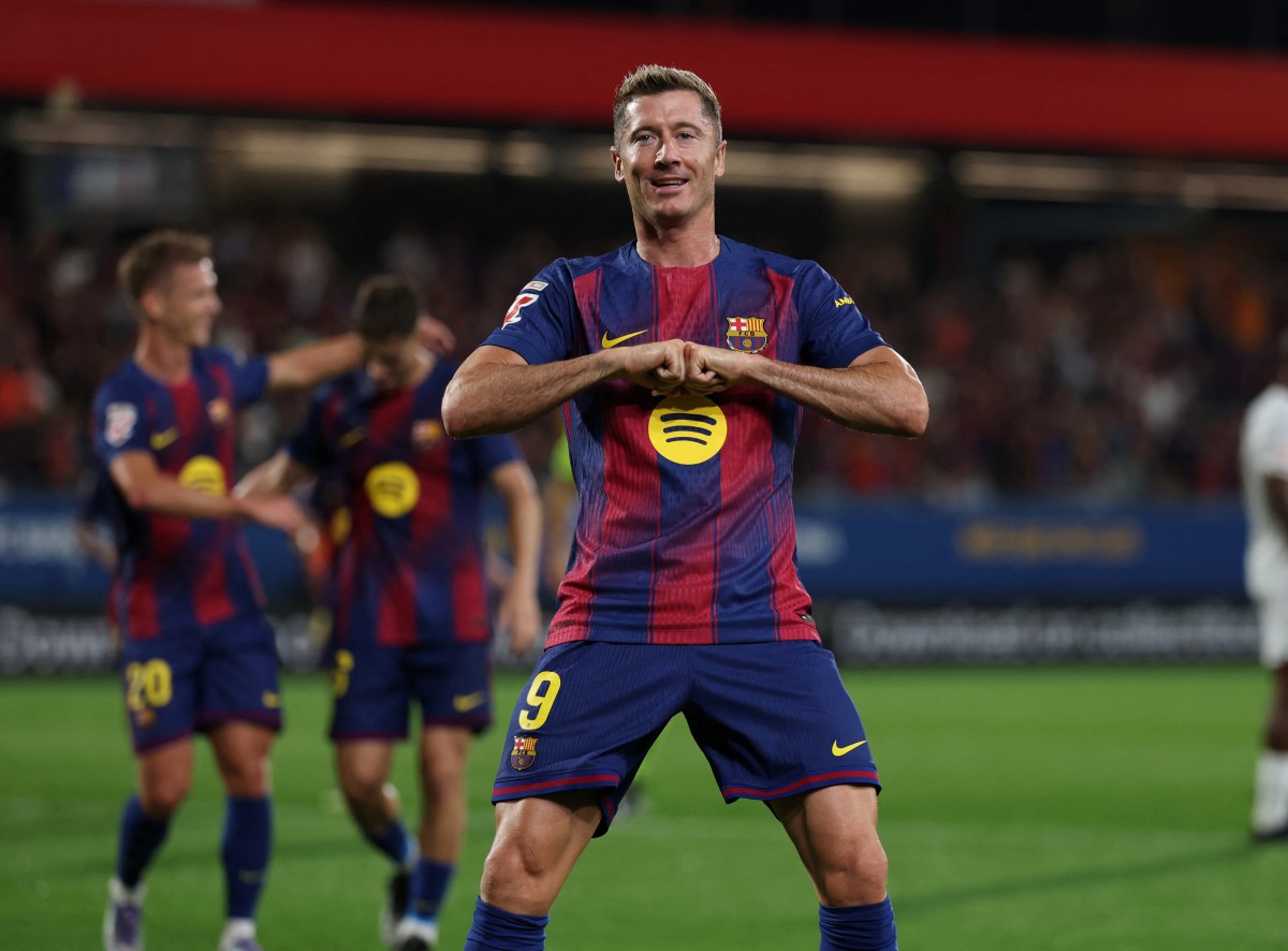 ليفاندوفسكي خلال لقاء برشلونة وفالنسيا (أ ف ب)