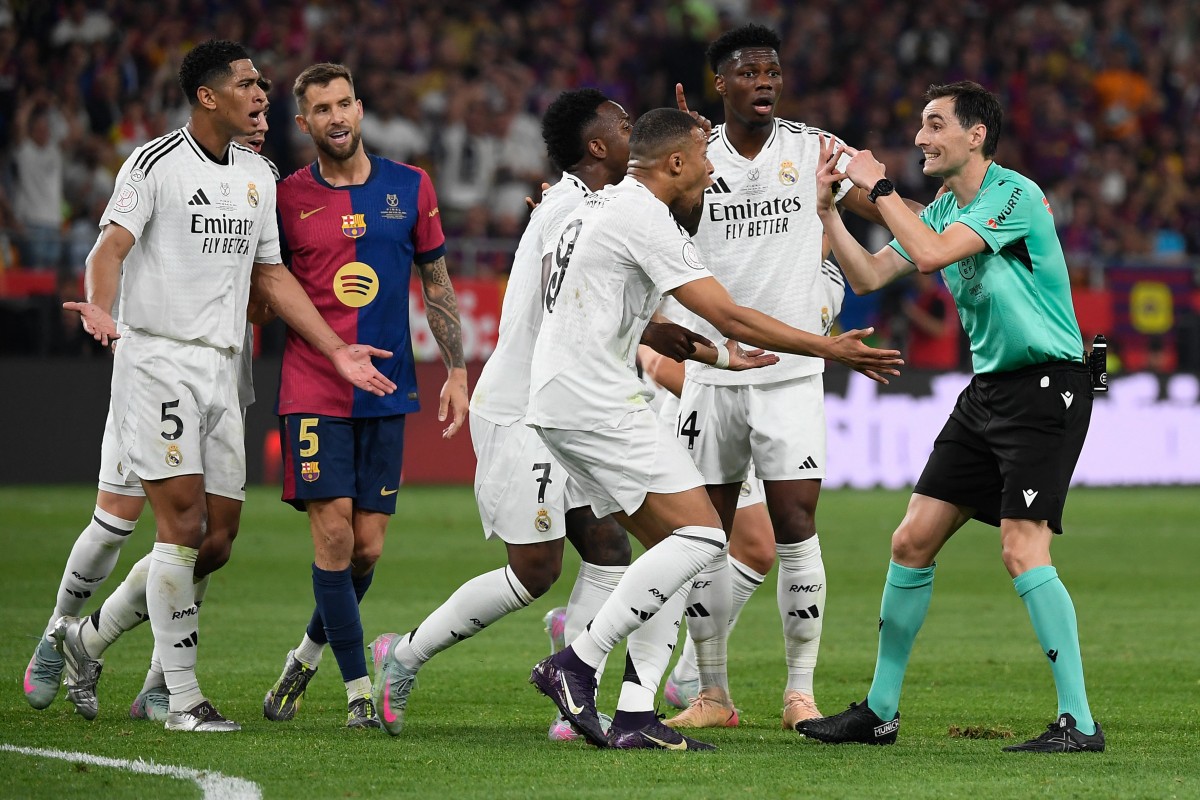 اعتراض لاعبي ريال مدريد خلال الكلاسيكو (أ ف ب)