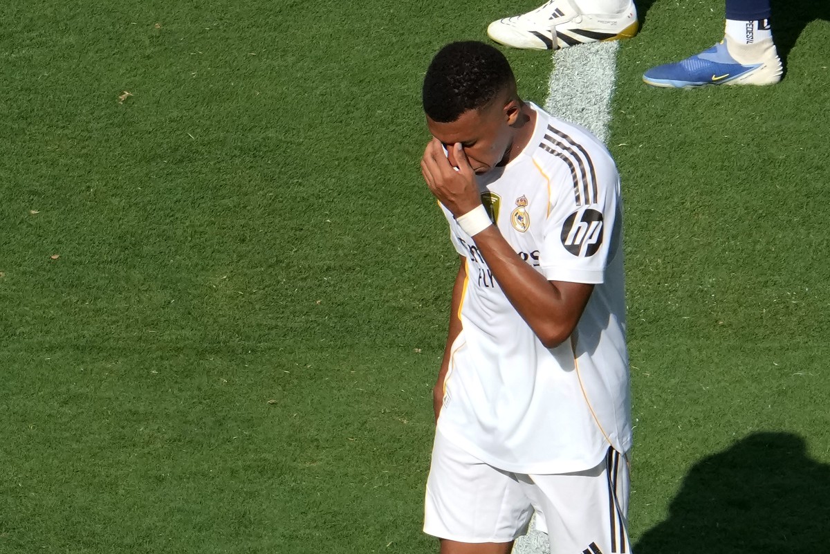 مبابي خلال لقاء ريال مدريد وباريس سان جيرمان (أ ف ب)