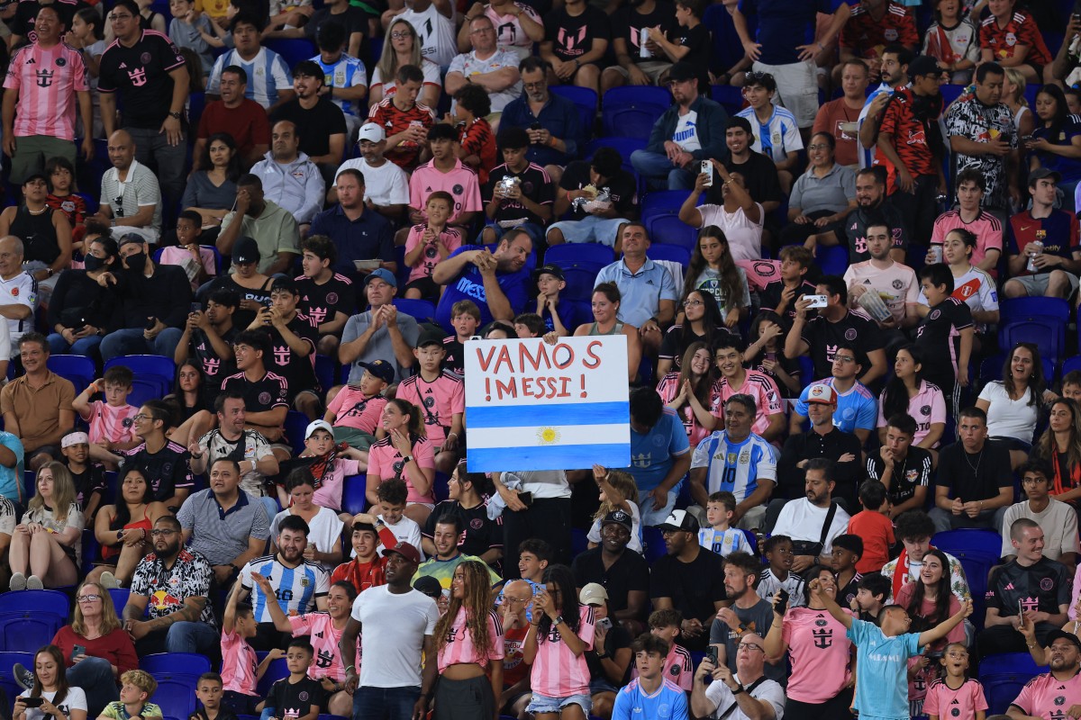 الجمهور يحيي ليونيل ميسي (أ ف ب)