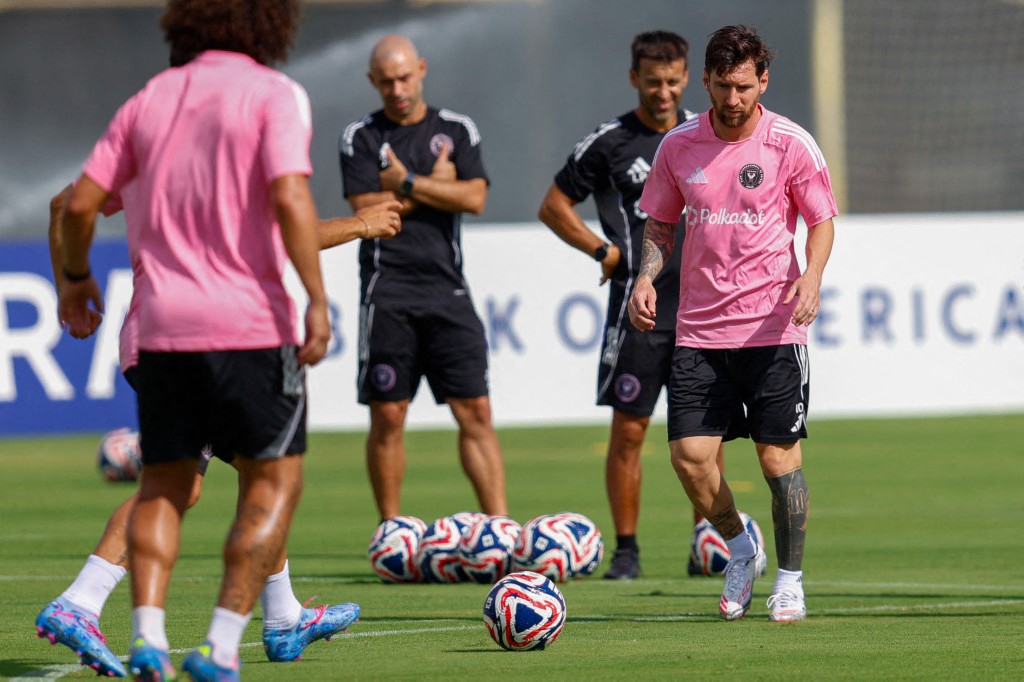 ميسي خلال تدريبات إنتر ميامي قبل لقاء الأهلي (أ ف ب)