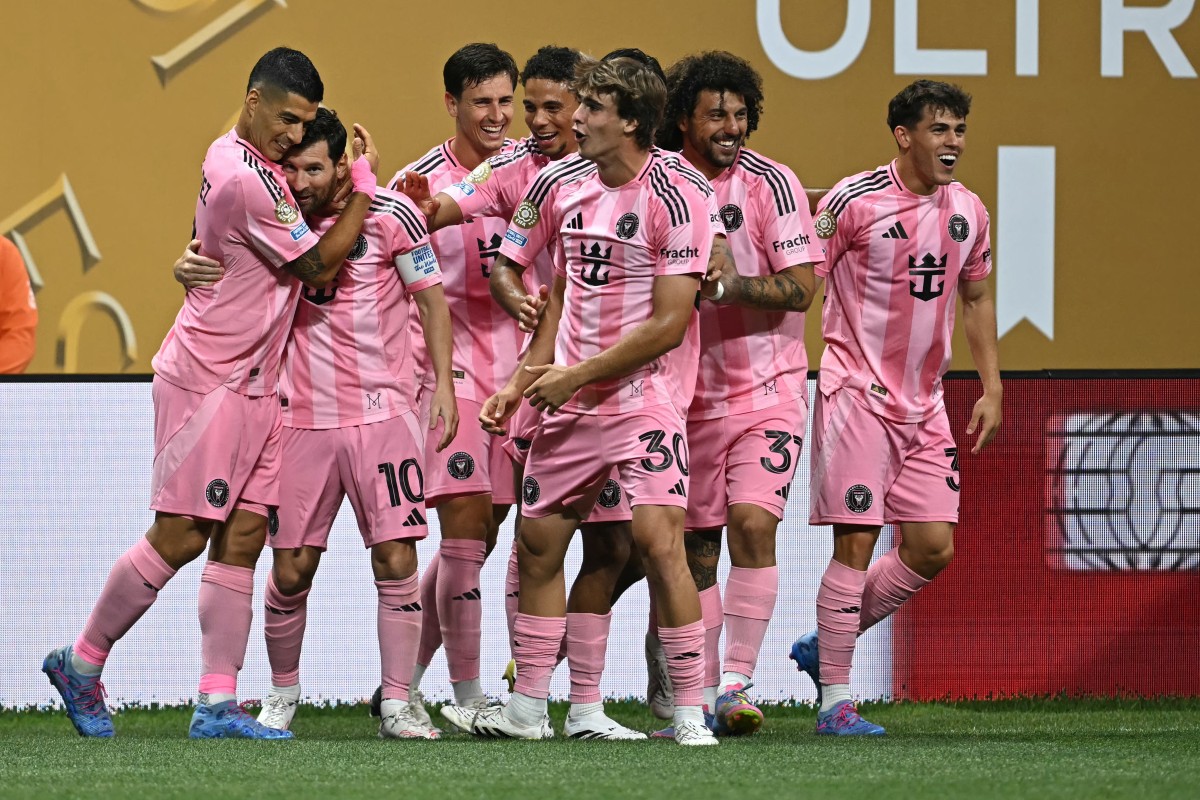 احتفال ميسي مع زملائه بهدف الفوز (أ ف ب)