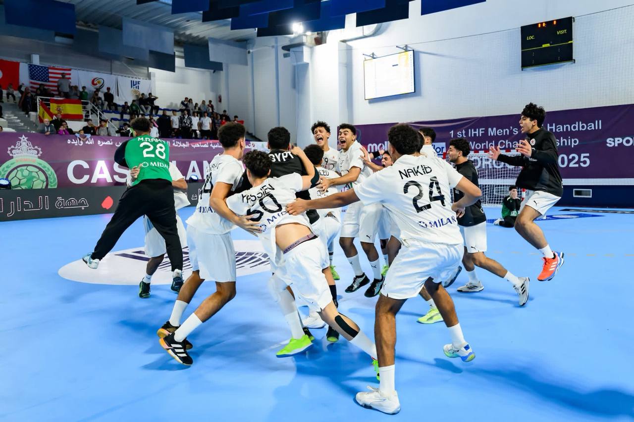 من فرحة تأهل منتخب مصر إلى نهائي كأس العالم لكرة اليد. (أ ف ب) 