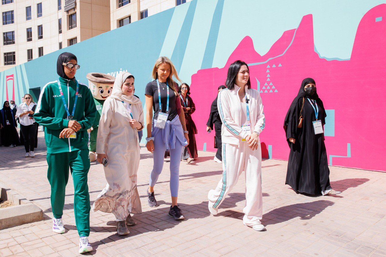 التونسية أنس جابر، المصنفة السابعة عالمياً في كرة المضرب، برفقة دنيا أبو طالب، لاعبة المنتخب السعودي للتايكواندو، قرية الرياضيين في جامعة الأميرة نورة. (وكالات)