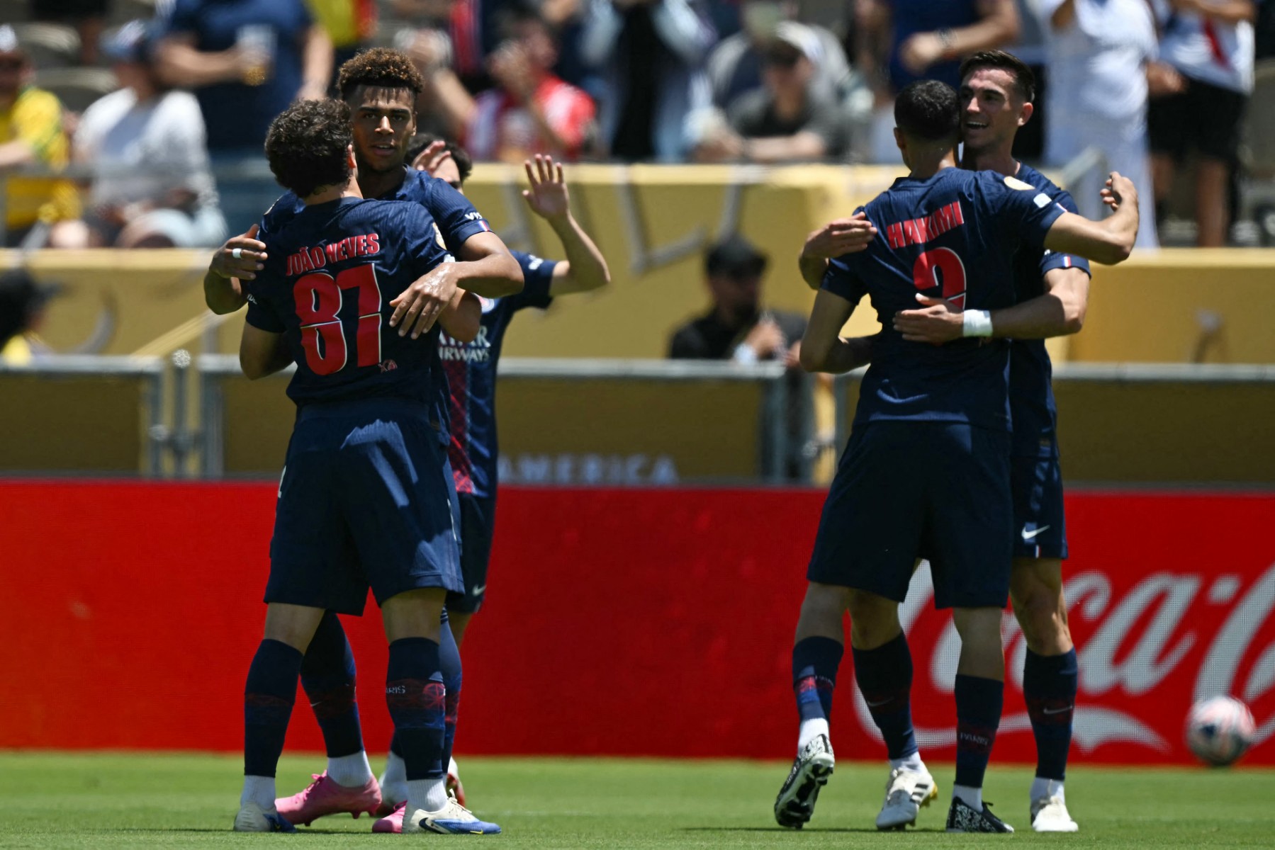 احتفال رويز مع زملائه بهدفه في مرمى أتلتيكو مدريد (أ ف ب)