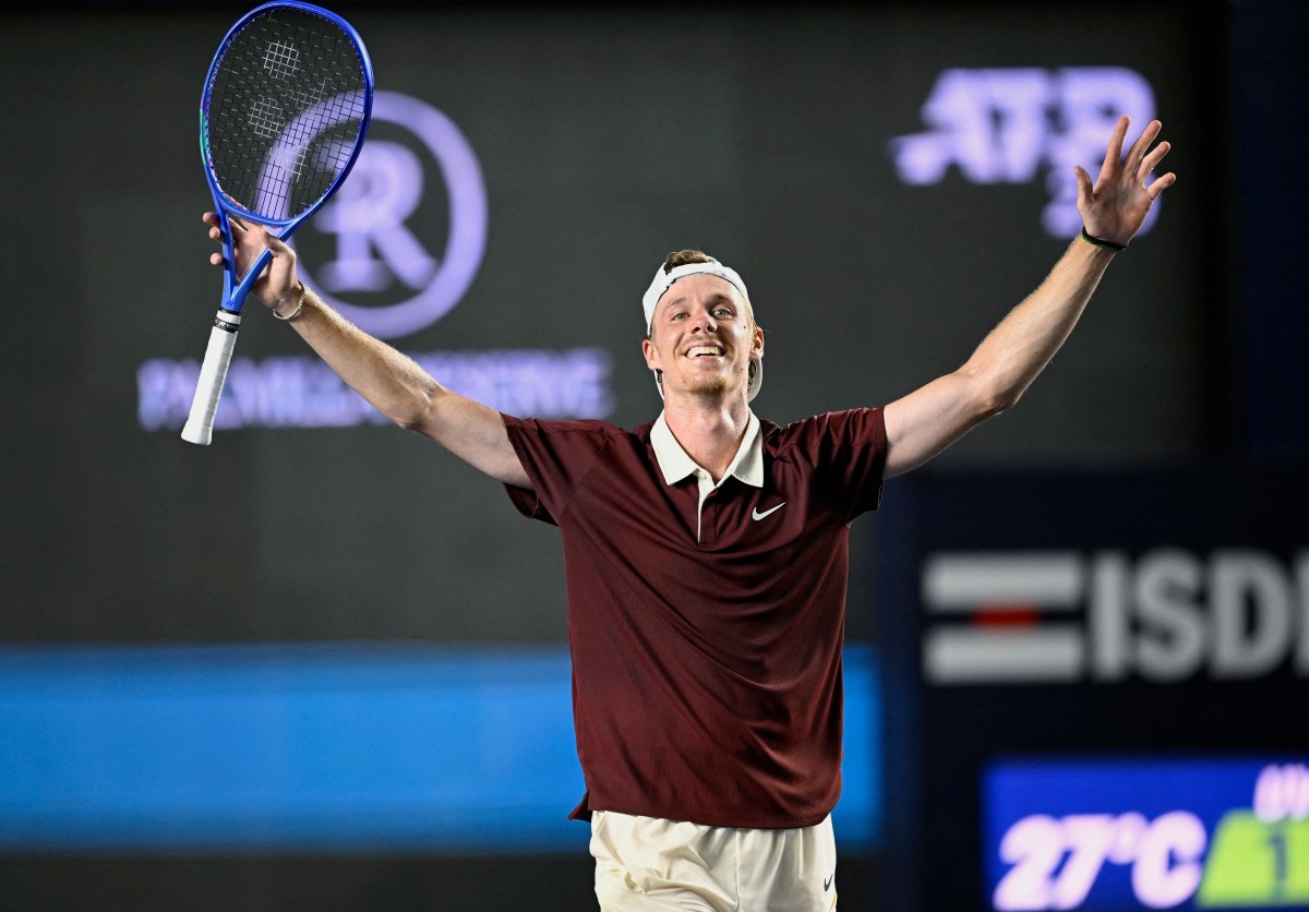 احتفال شابوفالوف بعد فوزه في النهائي (أ ف ب)