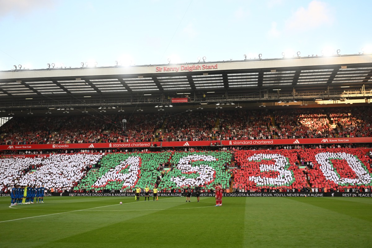 جمهور ليفربول كرّم أيضاً شقيق جوتا رافعاً اختصار اسم أندريه سيلفا ورقمه (أ ف ب)