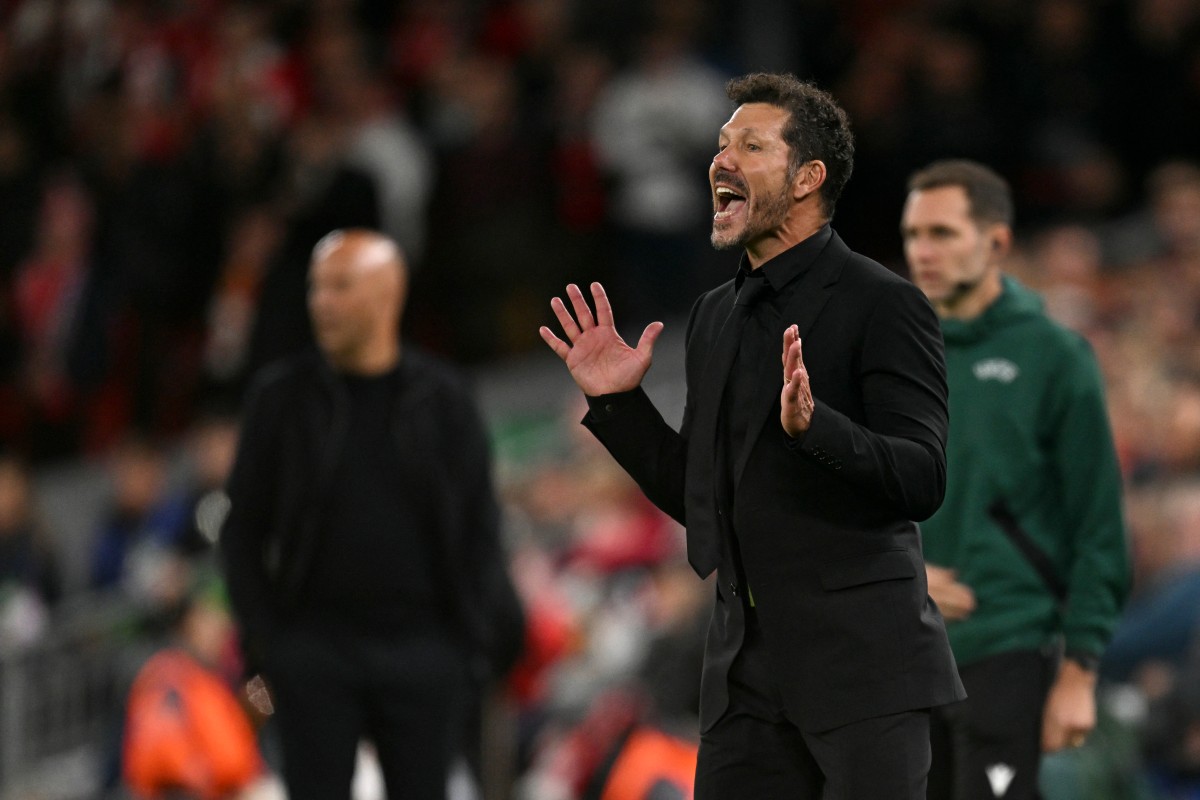 سيميوني خلال لقاء أتلتيكو وليفربول (أ ف ب)