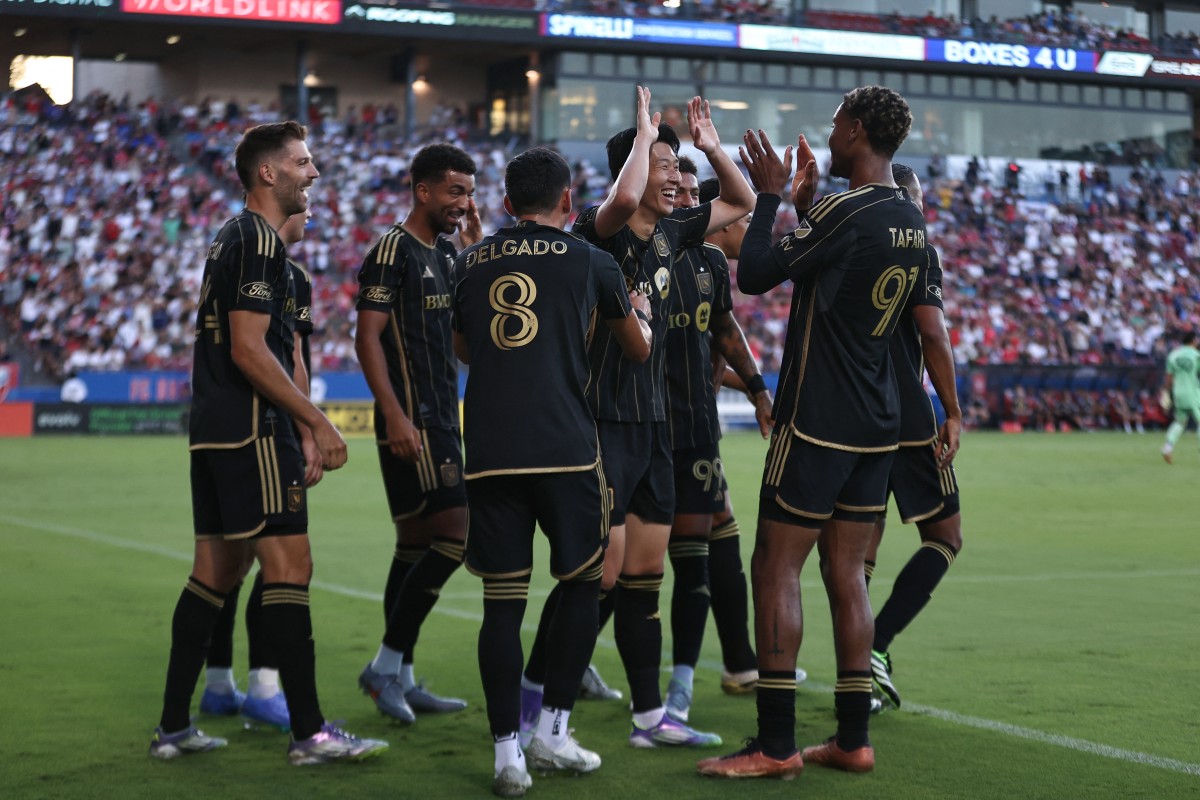 احتفال سون مع زملائه (أ ف ب)