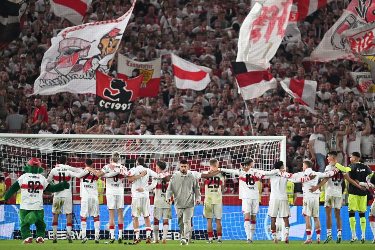 احتفال لاعبي شتوتغارت بعد لقاء سانت باولي(أ ف ب)