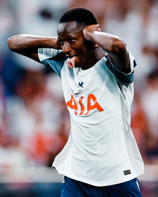 قميص توتنهام الجديد. (وكالات)
