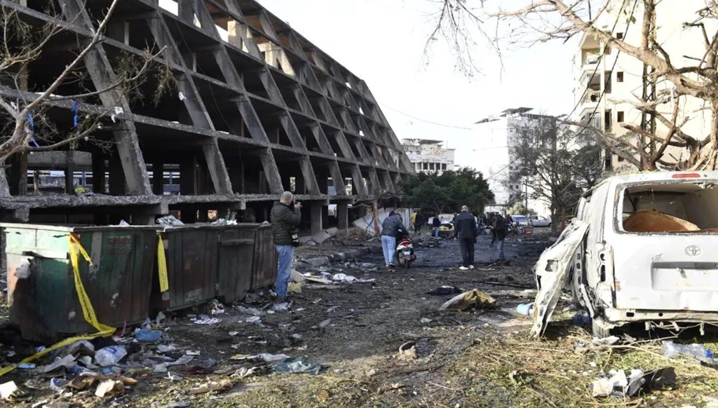 آثار الصواريخ الإسرائيلية في مرآب المبنى المستهدف في منطقة الجناح (حسام شبارو)