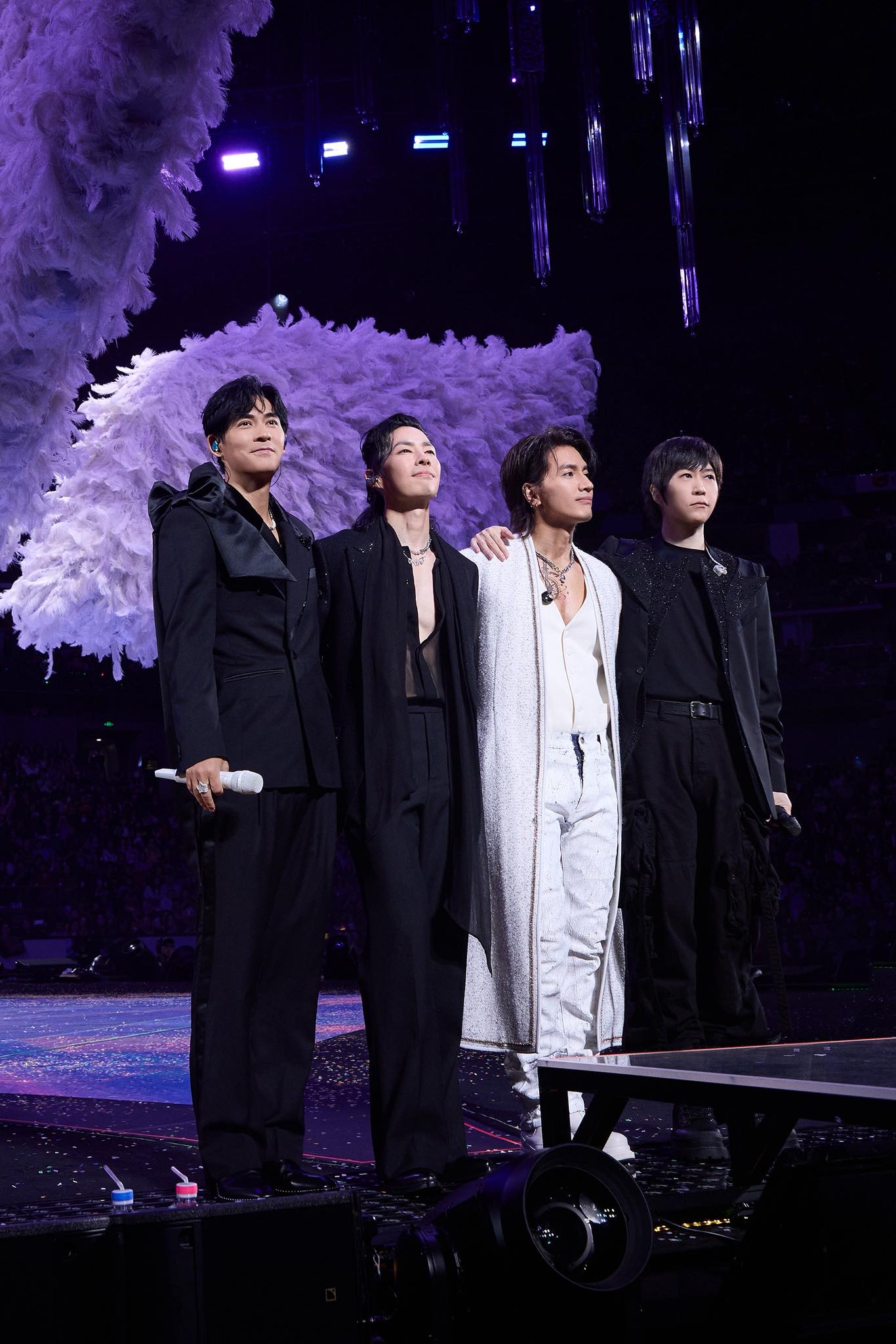 آشين مع الفرقة (فيسبوك)