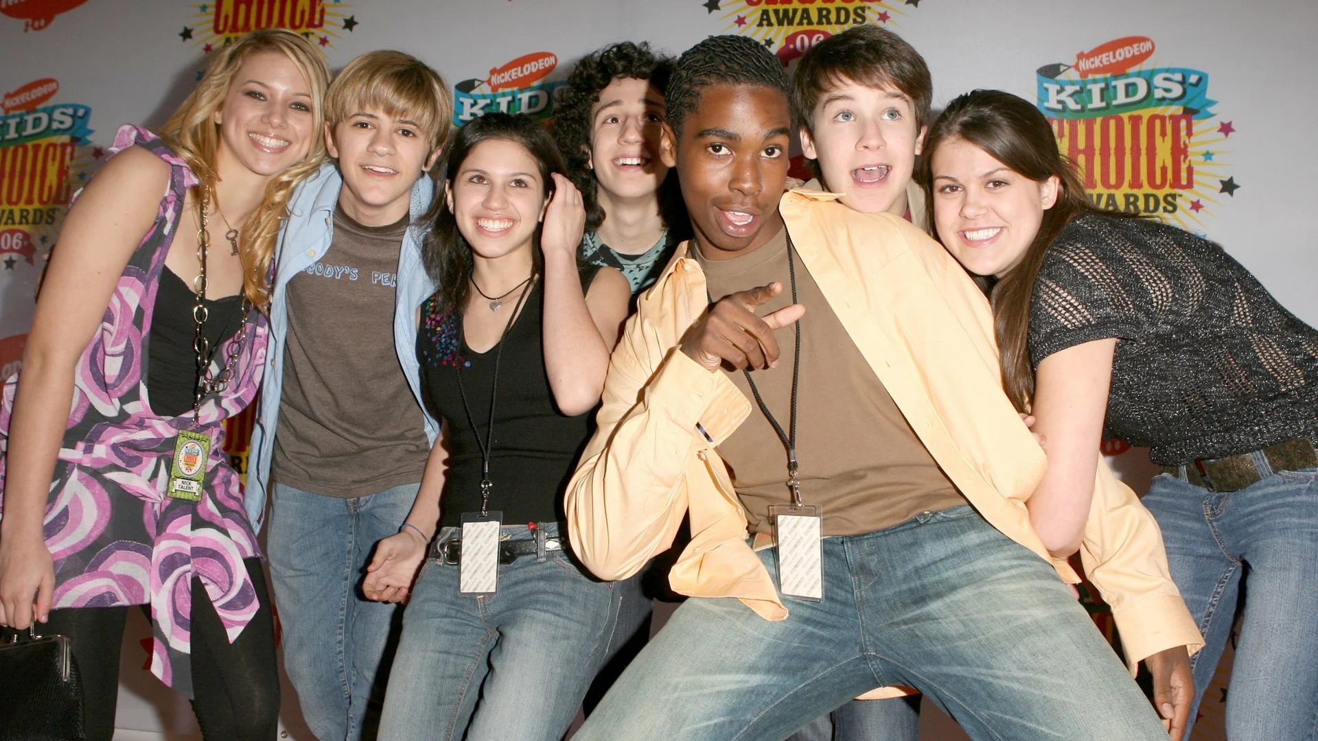 أبطال مسلسل دليل نيد للبقاء على قيد الحياة في المدرسة (سوشيال ميديا)