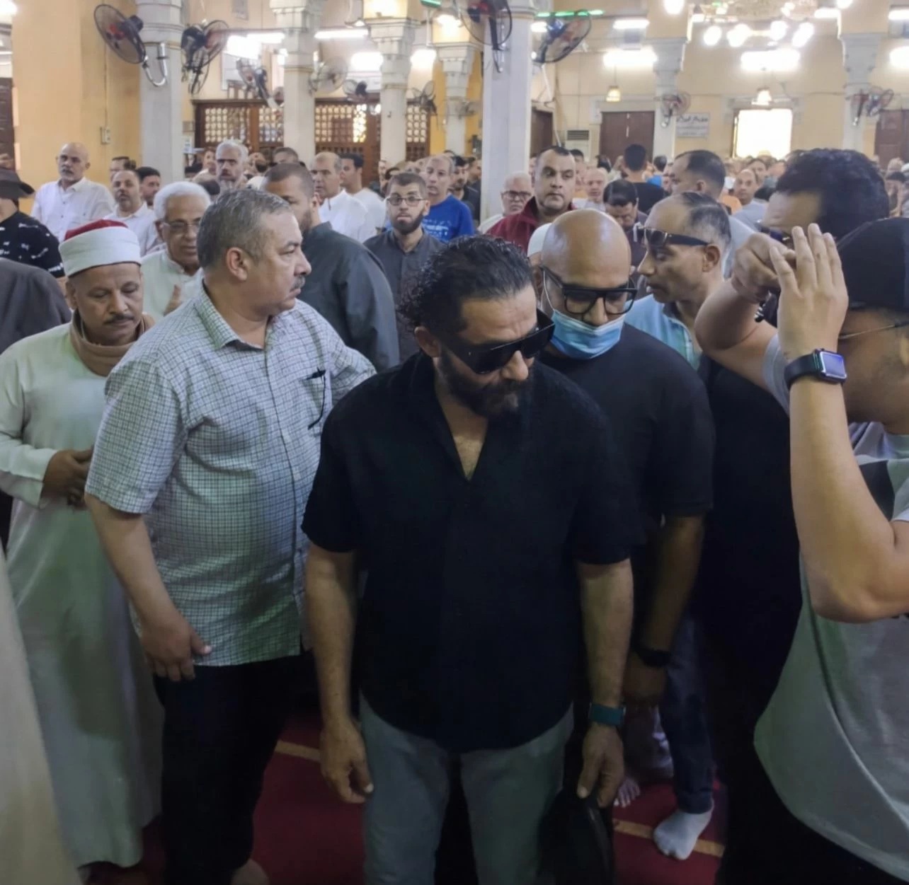 أحمد حلمي في جنازة والدته (سوشيال ميديا)