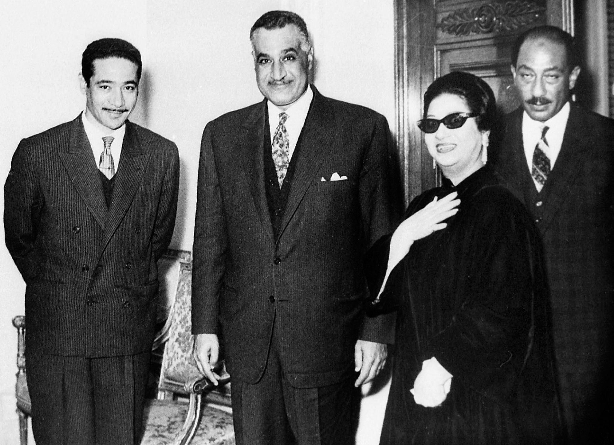أم كلثوم مع أنور السادات وجمال عبد الناصر والمشير عامر (سوشيال ميديا) 