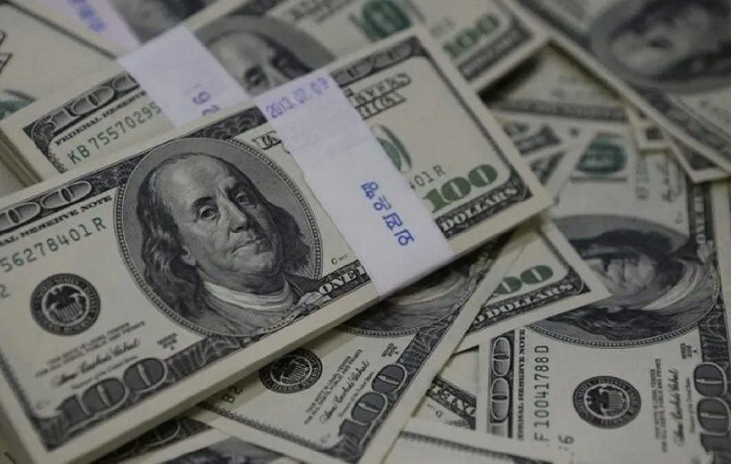 أوراق نقد من فئة المئة دولار (رويترز)