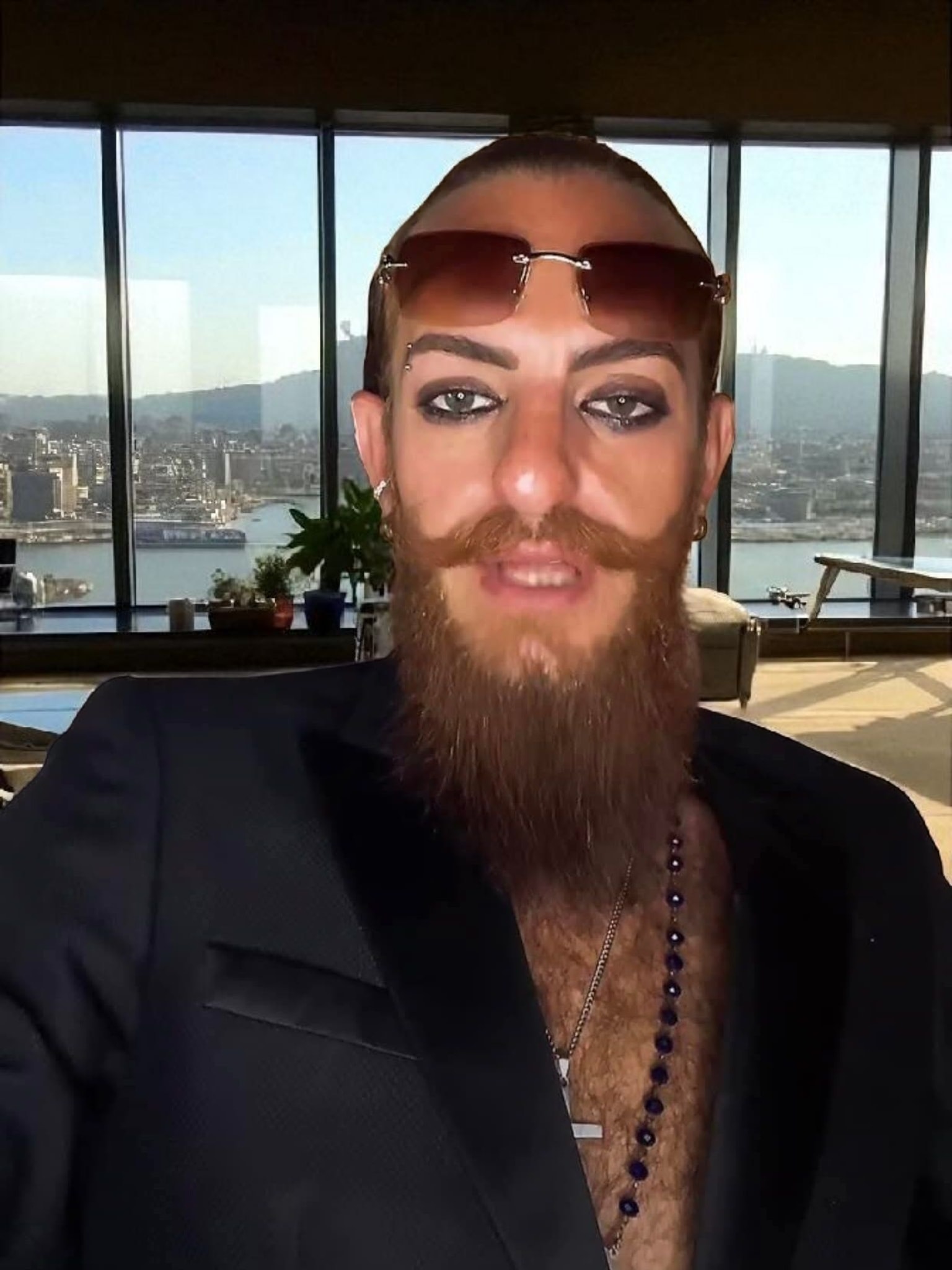 أويس مخللاتي في صورة على السوشيال ميديا