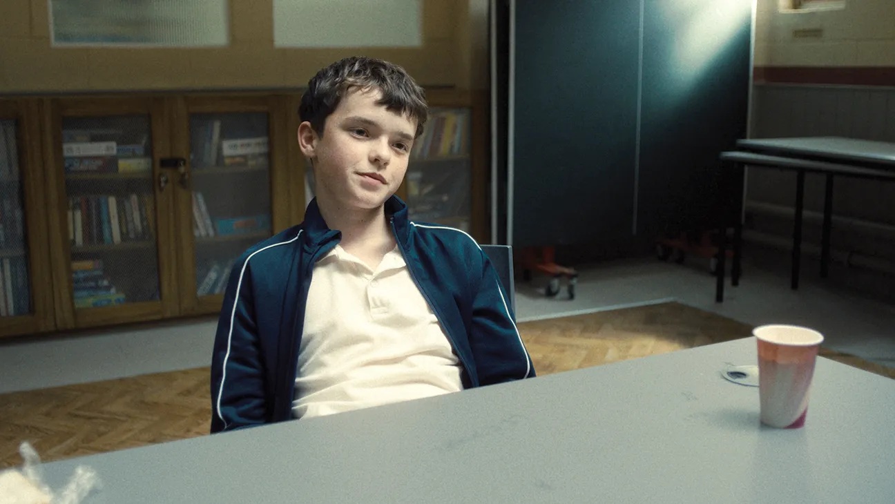 أوين كوبر في لقطة من مسلسل أدوليسانس