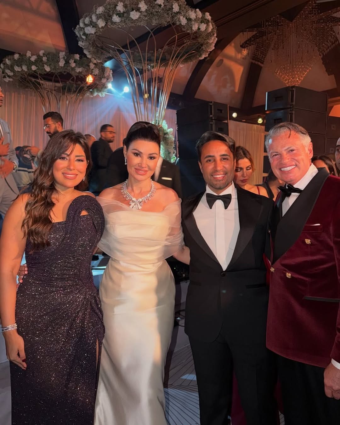 أيتن عامر مع العروسين (إنستغرام)