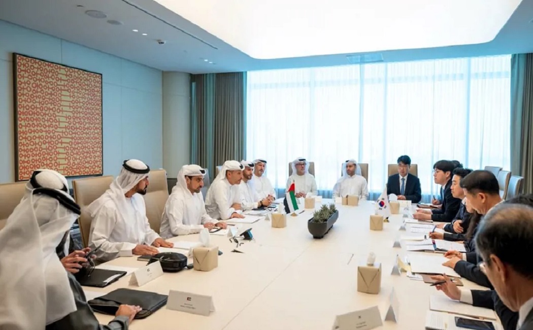 اجتماع القيادة الإماراتية والوفد الكوري الجنوبي (وكالات)
